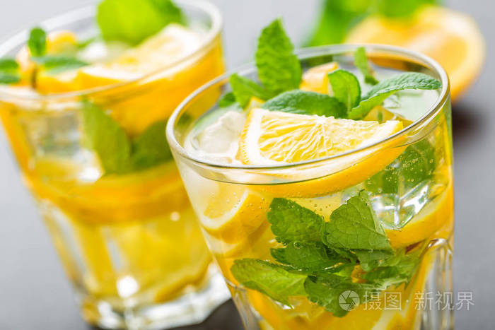 柠檬 mojito 鸡尾酒与薄荷