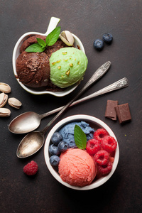 冰淇淋配坚果和浆果。顶部视图
