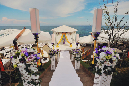 海洋婚礼拱白色路径