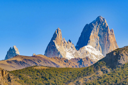 白雪皑皑的安第斯山脉艾尔查尔阿根廷