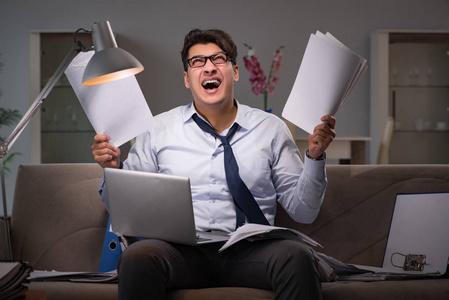 加班工作狂在家里工作到很晚的商人工作狂照片