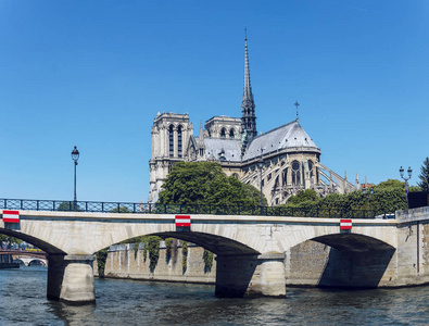 巴黎圣母院大教堂全景和法国塞纳河大桥