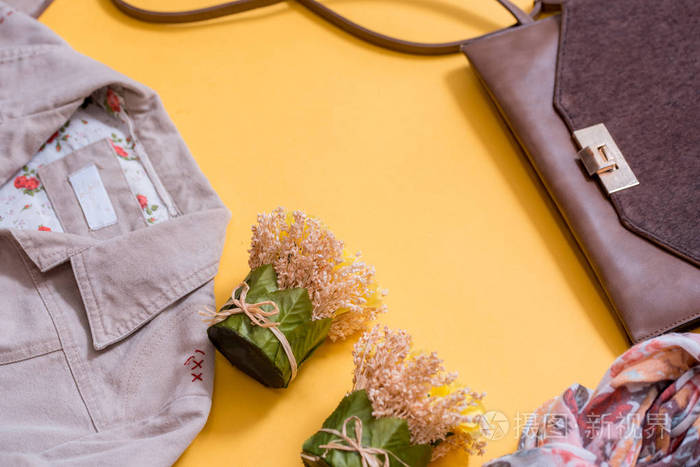 灰色与银色女性运动鞋, 围巾和袋子在一个明亮的黄色背景。秋季时尚理念。顶部视图, 平躺