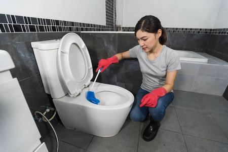 洗厕所白色马桶马桶刷清洗现代设计家坐浴盆喷雾清洗卫生间冲洗马桶