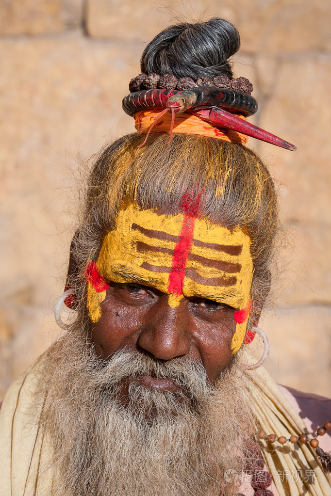 神圣印度教圣人,坐在山路上,寻求施舍斋沙默尔,拉贾斯坦邦,印度街