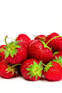 在白色背景上的成熟草莓特写