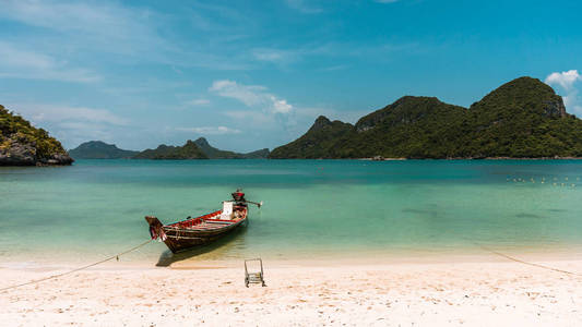 在泰国的孤立的天堂海滩上美丽的长尾船