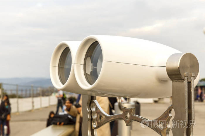 双筒望远镜对准观景台在 florence.taly