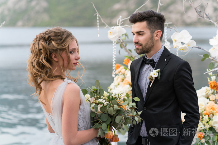 美丽的白种人夫妇刚刚结婚