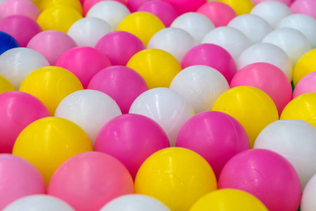 在儿童游乐场关闭塑料玩具彩色球在孩子手中的彩色小气球儿童手拿彩色