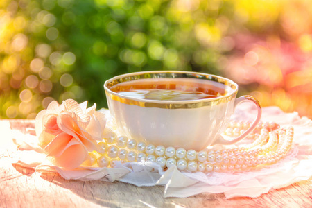 春天茶园里的箩筐夏天阳光明媚的花园里的一杯茶.浪漫理念照片