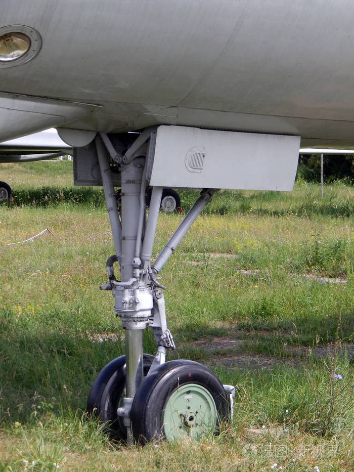 飞机的航空底盘和直升机在机场