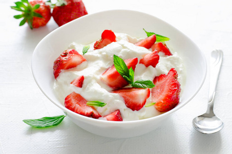 早餐用碗厚有机希腊酸奶和新鲜草莓上白色 backgfound