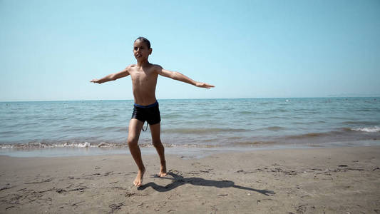 快乐的男孩从海水中走出来。前电影稳定视图