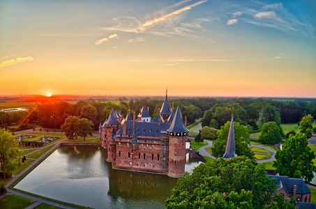 中世纪城堡哈尔的空中看法在日落在荷兰, 欧洲。目前的建筑物都建在最初的城堡日期从1892年。Hdr 图像