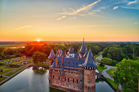 中世纪城堡哈尔的空中看法在日落在荷兰, 欧洲。目前的建筑物都建在最初的城堡日期从1892年。Hdr 图像