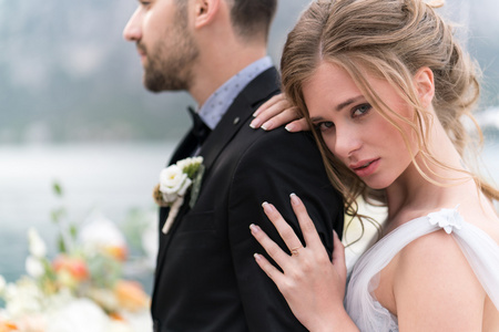 承诺白种人图片