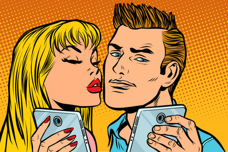 年轻情侣亲吻自拍智能手机