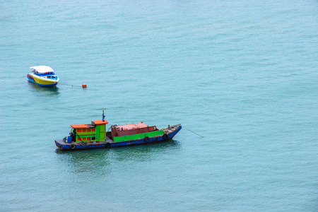 传统渔船和快艇在海上漂浮后送游客