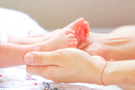 宝宝脚在母亲的手中。快乐家庭的概念。小小的新生儿坝