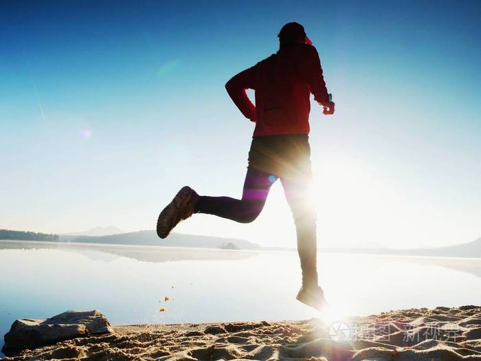 剪影的现役运动员赛跑者在日出海岸上运行.健康的生活方式晨练