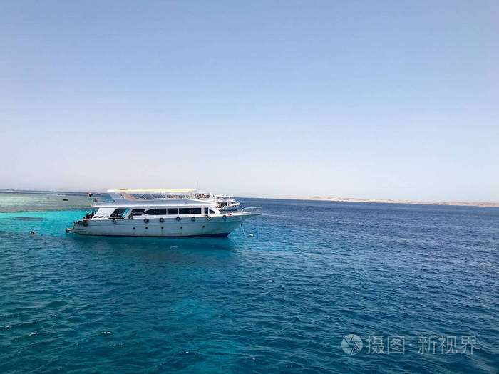 大白船 船 邮轮旅游班轮在蓝色蔚蓝的海 海洋与珊瑚礁对蓝天