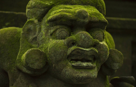 雕像和雕刻描绘鬼 神祗和巴厘岛神话中的神