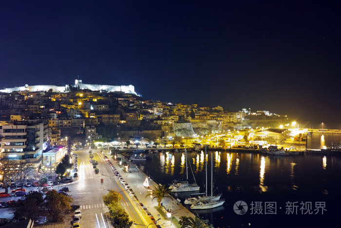 旧城的希腊卡瓦拉的夜全景图