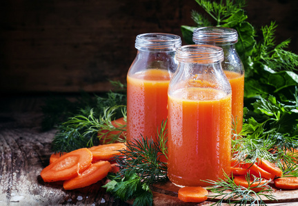 鲜榨的胡萝卜汁在玻璃瓶中图片