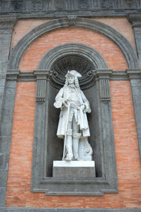 西班牙的皇家宫殿在 N 立面上的卡罗三世的雕像