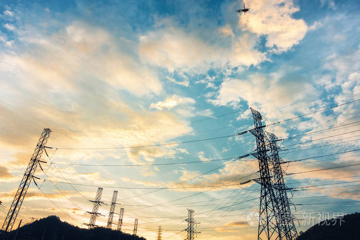 高压铁塔输电线路铁塔的天空背景上