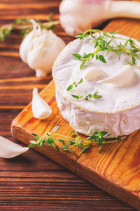 法国自制卡门培尔奶酪奶酪配百里香和大蒜