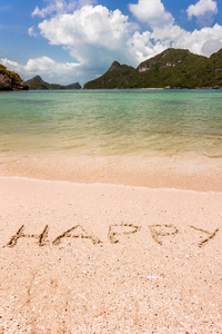 字写在沙子上孤立的热带岛屿，在泰国的快乐