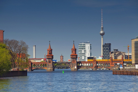 柏林。柏林电视塔和 Oberbaum 桥构成的天际线的形象