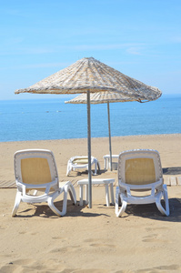 沙滩椅 伞在海滩上
