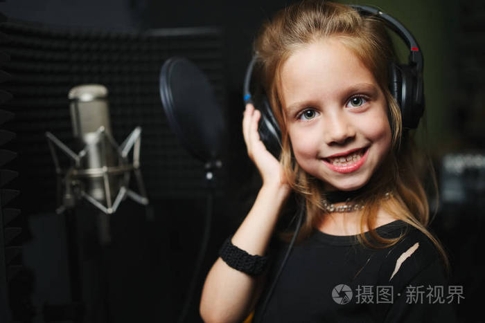 小女孩在录音室唱歌