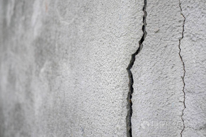 旧的基础和石膏墙与裂缝.需要修复特写的建筑物