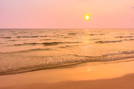 热带海滩上美丽的夕阳