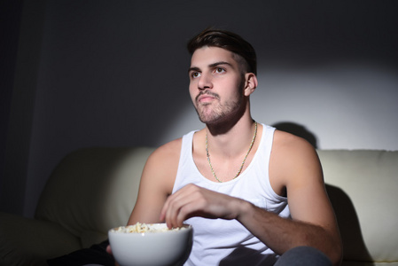 年轻人吃爆米花和看电影