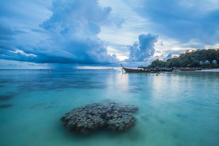 泰国利普美丽岛日出和日落与珊瑚海滩度假