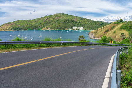 沥青路面和海在普吉岛，泰国