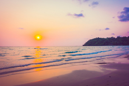 热带海滩上美丽的夕阳