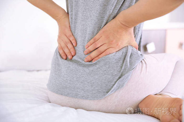 遭受痛苦的年轻女人