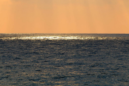 太阳落在地平线上，在以色列北部地中海海面上