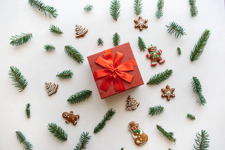 圣诞节或新年礼物在一个红色箱子里。附近有各种节日的东西, 包括姜饼干