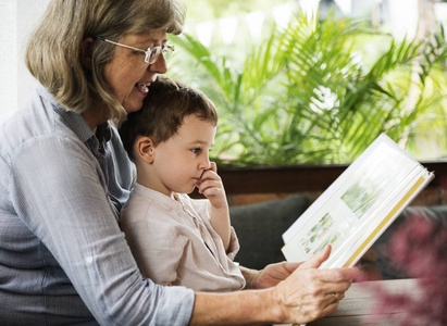 奶奶和孙子读书
