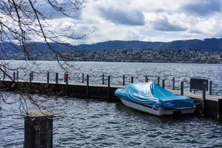 小船在苏黎世湖与云彩和蓝色水, 苏黎世瑞士