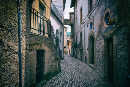 从中世纪小镇的街道背景看山景照片