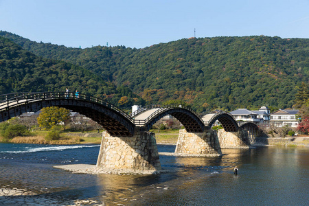 日本拱形的 Kintai 天桥