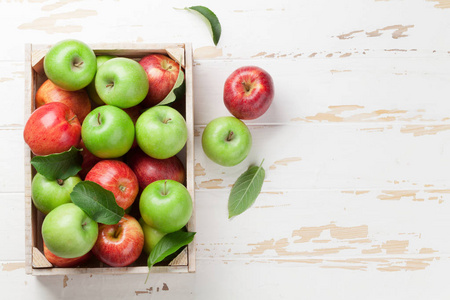 成熟的绿色和红色的苹果在木箱里。具有文本空间的顶部视图